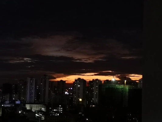 七点三十分的天空
